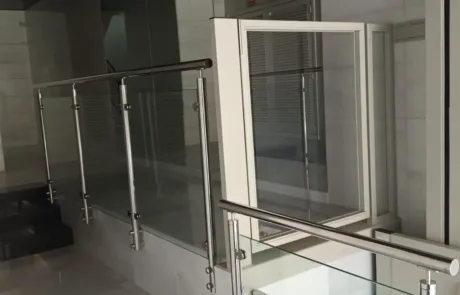 Obra finalizada de instalación de salvaescaleras