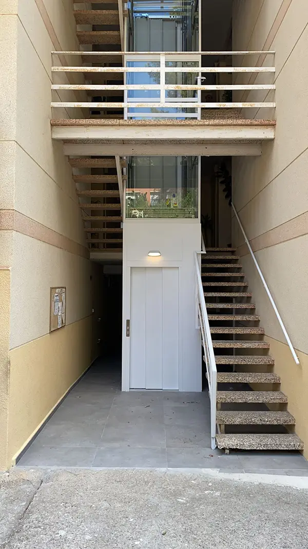Instalación ascensor Apartamentos Castelldefels