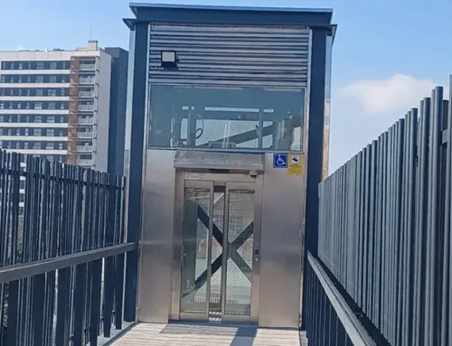 Sant Feliu celebra la inauguración de un ascensor que mejora la accesibilidad del barrio