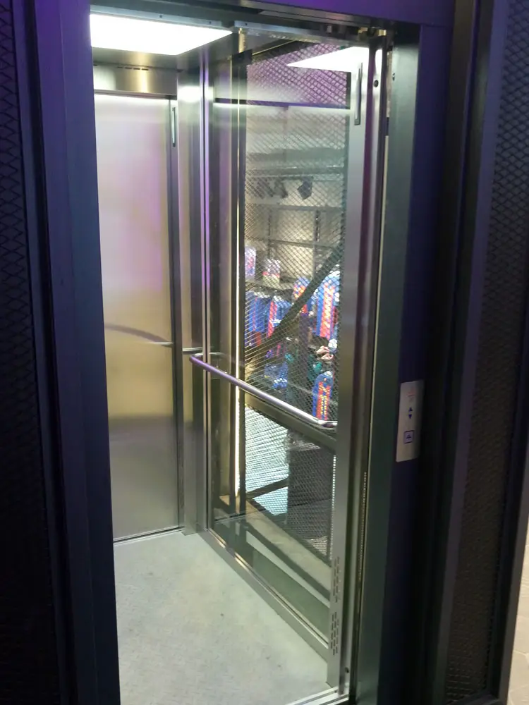 Ascensor panorámico en comercio en tienda FCB- Ascensores Ramase